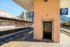 Bahnhof Bozen: Aufzug zum Bahnsteig 5+6